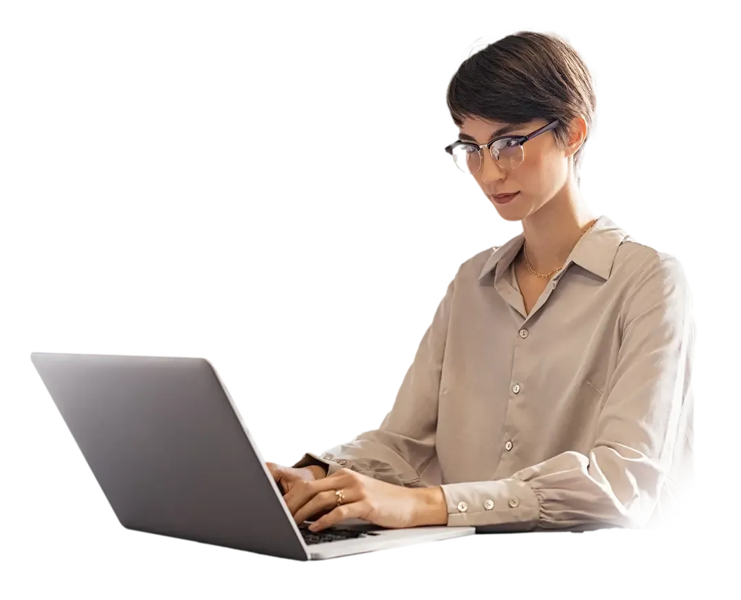 Mujer trabajando en su laptop